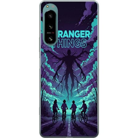 Yhteensopiva Puhelinkuori Sony Sony Xperia 5 IV Stranger Things -inspiroitunut fantasiaillustraatio, jossa on tumma hirviö, pyöräilevät lapset ja