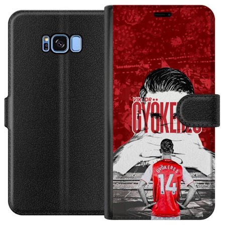 Yhteensopiva Lompakkokotelo Samsung Galaxy S8 Punainen dramaattinen kollaasikuva, jossa esiintyy Viktor Gyökeresin muotokuva ja pelaajia takaapäin are