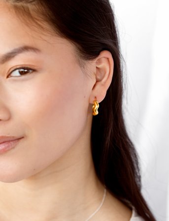 Syster P Bolded Wavy Earrings Gold - Gold - ONE SIZE
