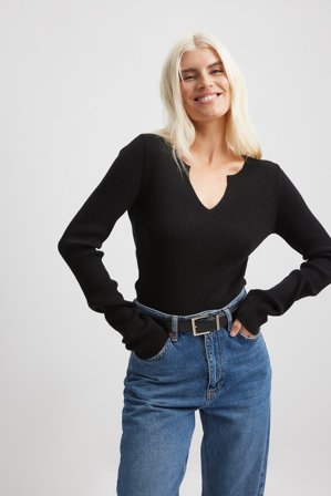 NA-KD - Strikket genser med lette ribber og V-detaljer - Finstrikkede gensere - Svart - XXS