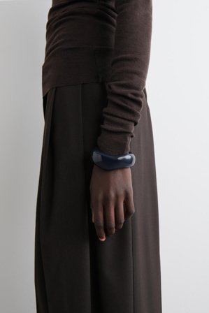 COS Damen Markante, Abgerundete Armspange - Blau