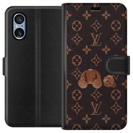 Kompatibel Tegnebogsetui til Sony Sony Xperia 10 VI Luksuriøst monogrammønster med knust bamse i mørk modeæstetik