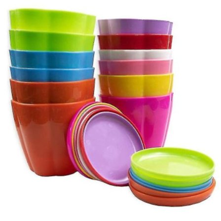 12 sett med fargerike plastblomsterpotter med brett (tilfeldig).