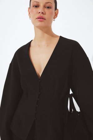 NA-KD Skräddarsydd och figursydd blus med knappar framtill - Blusar - Svart - EU 40