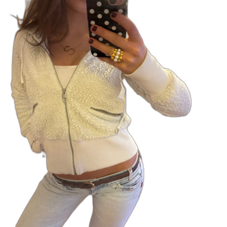 Vit pälströja med dragkedja