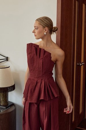 Lydia Tomlinson x NA-KD - Asymmetrisk volumtopp - Tube topp - Burgundy - EU 36