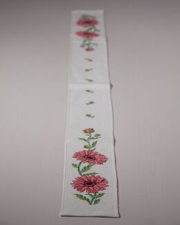 Kirjontapakkaus Koristeliina Gerbera-Svarta Fåret