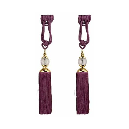 Bollar som hänger från en gardin Bollar som hänger från ett kristallpar med två bollar, lila