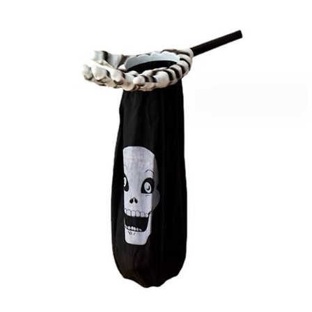 Halloween-barn med trick-or-treat-påse