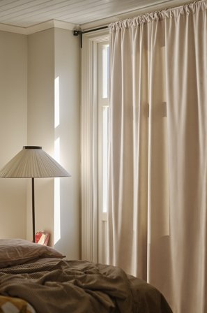 Jotex - Mørkleggingsgardin 1-lengde Beige - ELSIE - Kjøp Fløyelsgardiner hos Jotex