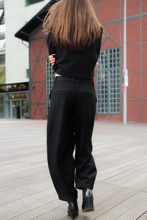 NA-KD Mid Waist Barrel Leg Pants - Cropped bukser - Sort - EU 34