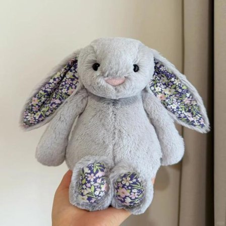 Jellycat mjukdjur, mjukt och bekvämt, en fantastisk present till barn, Alla hjärtans dag eller som samlarobjekt, blommig grå kanin, 31 cm.