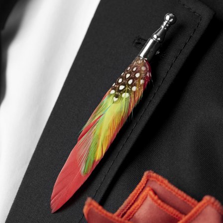 Výrazně červené peříčko do klopy pro muže - Peříčkové jehlice do klopy