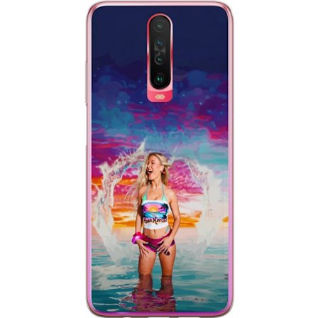 Kompatibel Mobilcover til Xiaomi Redmi K30 Blond kvinde i farverigt strandtøj, der leger i havet ved solnedgang