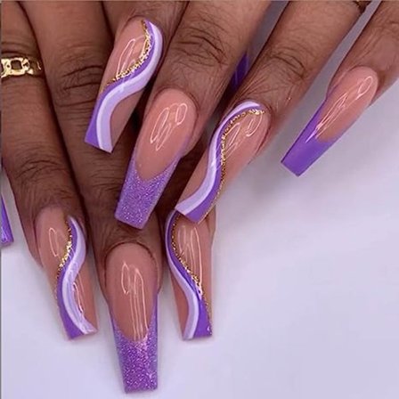 Tekoälyä käyttävät erittäin pitkät glitter-kynnet, violetit ylelliset tekokynnet akryylilla