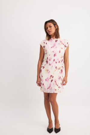 Larissa Mills x NA-KD Plisserad miniklänning - Mönstrad klänning - Rosa - EU 34