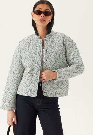 ONLY - Onlhallie Quilted Jacket - Cloud Dancer AOP:BLUE DITSY - Kläder - - Bubbleroom Parajumper