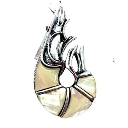 Brooch med räkmotiv av pärlemor