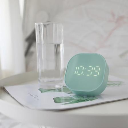 Neliömäinen pieni herätyskello, valaiseva mykistetty LED-monitoiminen digitaalinen kellovalo Mint Green
