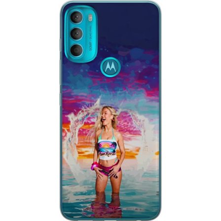 Kompatibelt Mobildeksel til Motorola Moto G71 5G Blond kvinne i fargerik strandantrekk som leker i havet ved solnedgang