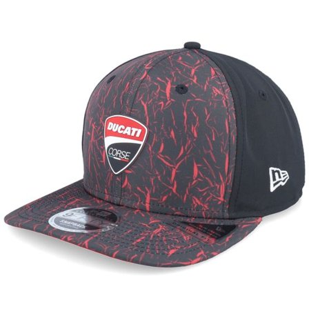 New Era - Motor Svart snapback Keps - Ducati Crinkle All Over Print 9FIFTY Pc Black/Scarlet Snapback @ Hatstore