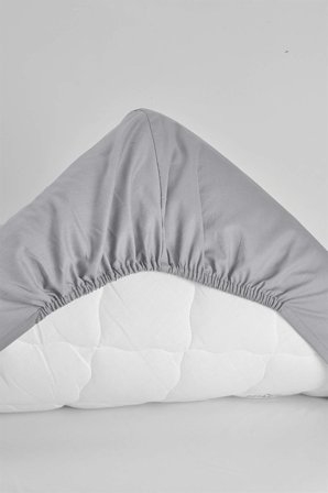 Cellbes of Sweden - Faconsyet lagen i økologisk bomuld i lysegrå i størrelse 160 x 200 + 25 cm