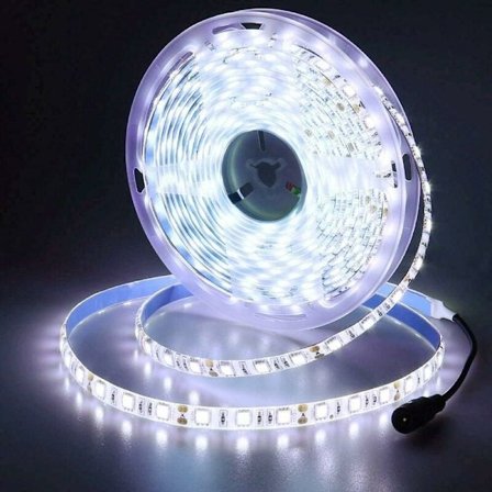 12V LED Strip Lys Kald Hvit 6500K, 5 Meter Fleksibel 300 LED 5050 SMD IP65 Vanntett LED Strip [Energiklasse A]