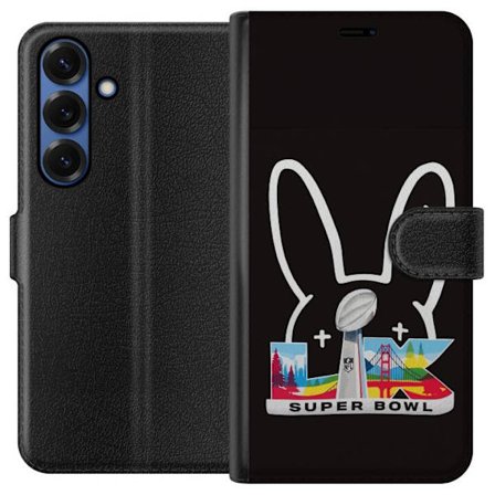 Kompatibel Tegnebogsetui til Samsung Galaxy S25+ Bad Bunny portræt med åben skjorte, tatoveringer og krøllet hår i stilfuld modefotografering