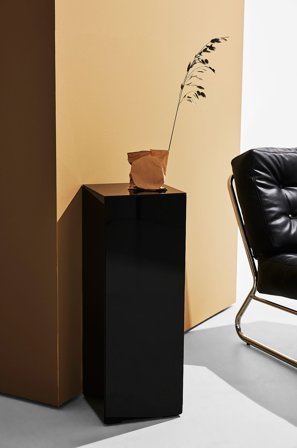 Pastill - Pop piedestal i farvet glas - Sort - Piedestaler - Fra Homeroom