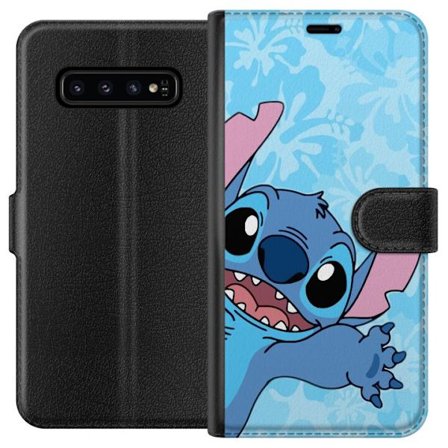 Kompatibelt Lommeboketui til Samsung Galaxy S10 Leken illustrasjon av Stitch som strekker seg mot kameraet på lyseblå blomstret bakgrunn