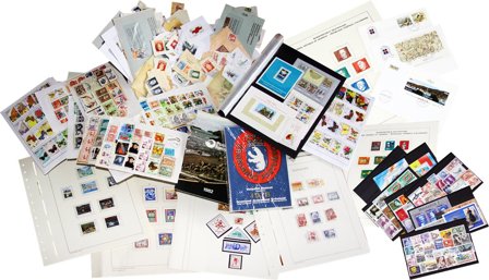 Rodekasse med forskelligt indhold af frimærker