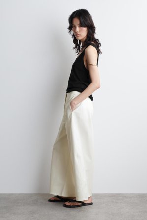 COS Bawełniane Spodnie 7/8 Z Nogawkami Typu Barrel in Biały