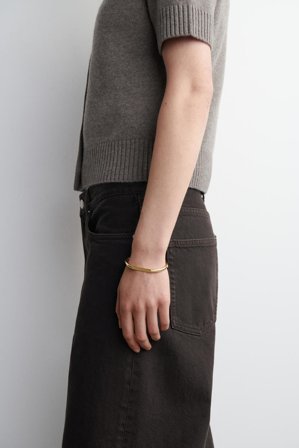 COS Frauen Skulpturaler Armreif in Goldfarben