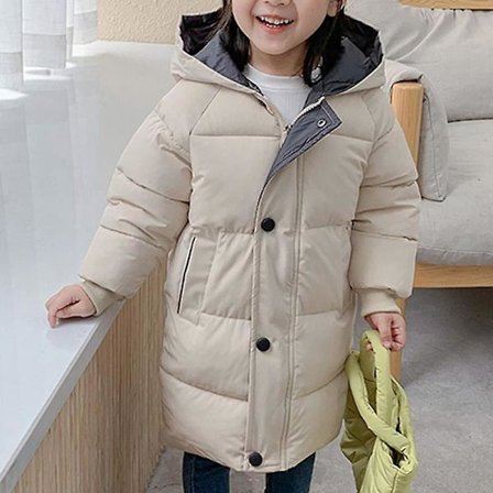 Jente med lommer dunjakke mellomlang vinterjakke