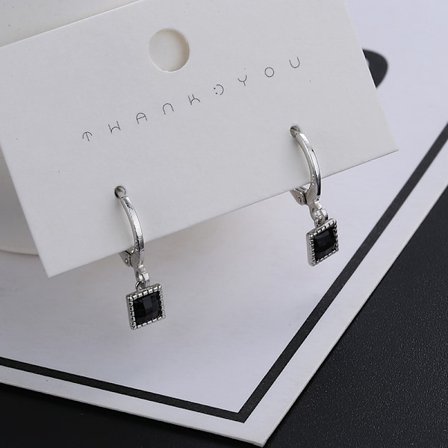 Vita örhängen, svarta kristaller, guldpläterade svarta diamantörhängen