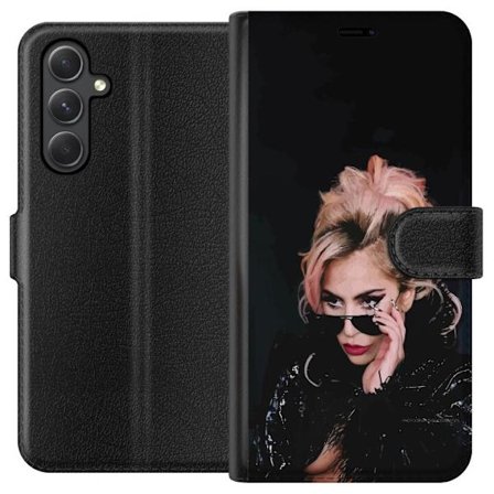 Kompatibelt Lommeboketui til Samsung Galaxy A35 Lady Gaga portrett med solbriller og dramatisk sminke i mørk glamorøs stil