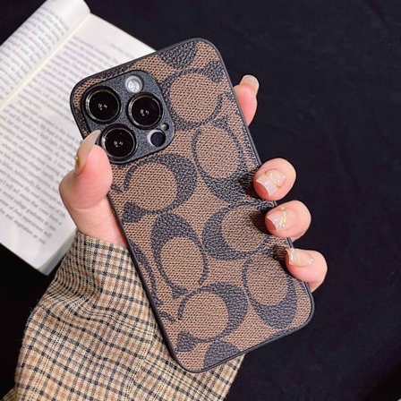 Kotelo iPhone 16 Plus -puhelimelle, klassinen Coach-takalappukuvio, tummanruskea, klassinen nahkapinta