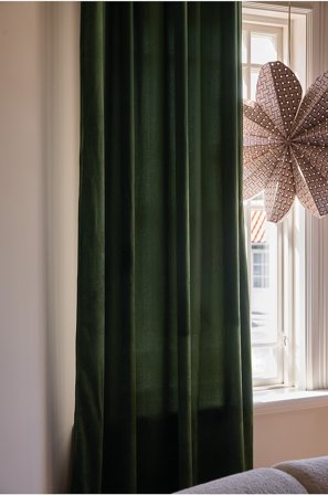 Jotex - Fløyelsgardin 1-lengde Mørk grønn - SAVANNAH - Kjøp Fløyelsgardiner hos Jotex