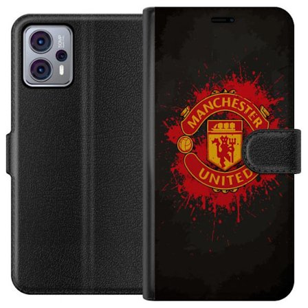 Kompatibelt Lommeboketui til Motorola Motorola Moto G23 Manchester United logo i rød og gul farge med røff sportslig bakgrunn