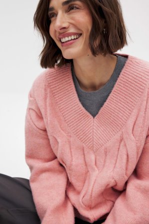 NA-KD Knitted V-Neck Cable Sweater - Pulls en maille torsadée - Rose - XS