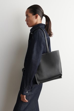 COS Women's Borsa Shopper Townhouse In Pelle in Nero