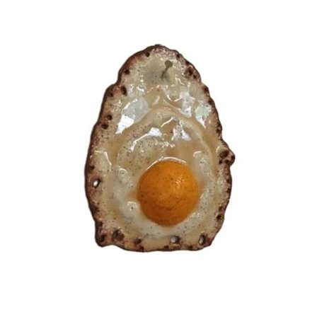 Paistettu kananmuna naulaan ripustettuna, paistettu kananmuna veistoskoriste, hauska kananmunaveistoskoriste heitetty seinälle