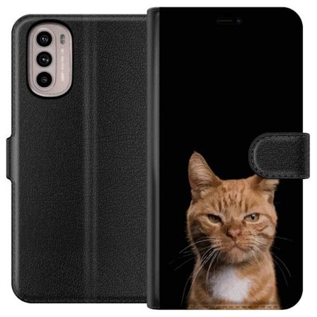 Kompatibelt Plånboksfodral till Motorola Moto G31 Närbild av orange katt mot svart bakgrund, uttrycksfull blick och hög kontrast som ger minimalist