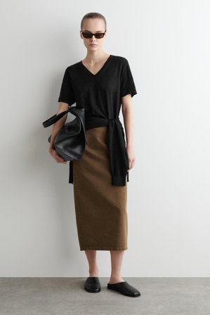 COS Women's T-Shirt In Lino Con Scollo A V in Nero