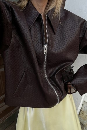 NA-KD - Flettet jakke i PU - Jakker i imitert skinn - Brun - EU 36