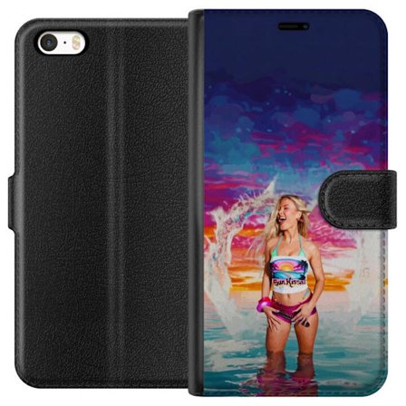 Kompatibel Tegnebogsetui til Apple iPhone 5 Blond kvinde i farverigt strandtøj, der leger i havet ved solnedgang