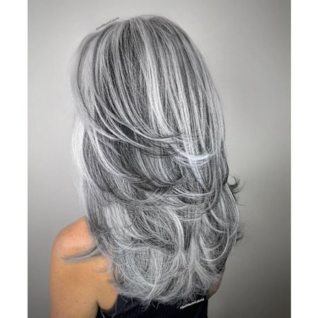 Harmaa kerrostettu peruukki, hopeanvärinen aaltoileva peruukki, luonnollinen aaltoileva peruukki, pitkä kerrostettu peruukki, naisten 