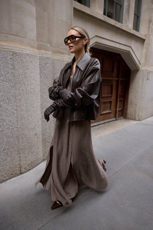 Michaela Delér x NA-KD Schlupfkleid mit Chiffon - Abendkleider - Braun - EU 32