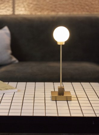 Snowball oppladbar bordlampe H33 - messing