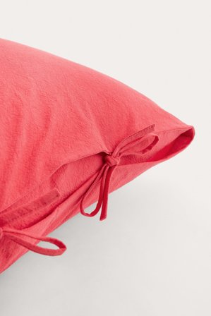 NA-KD Home Tied Cotton Cushion Cover - Vardagsrum - Röd - 50x50cm